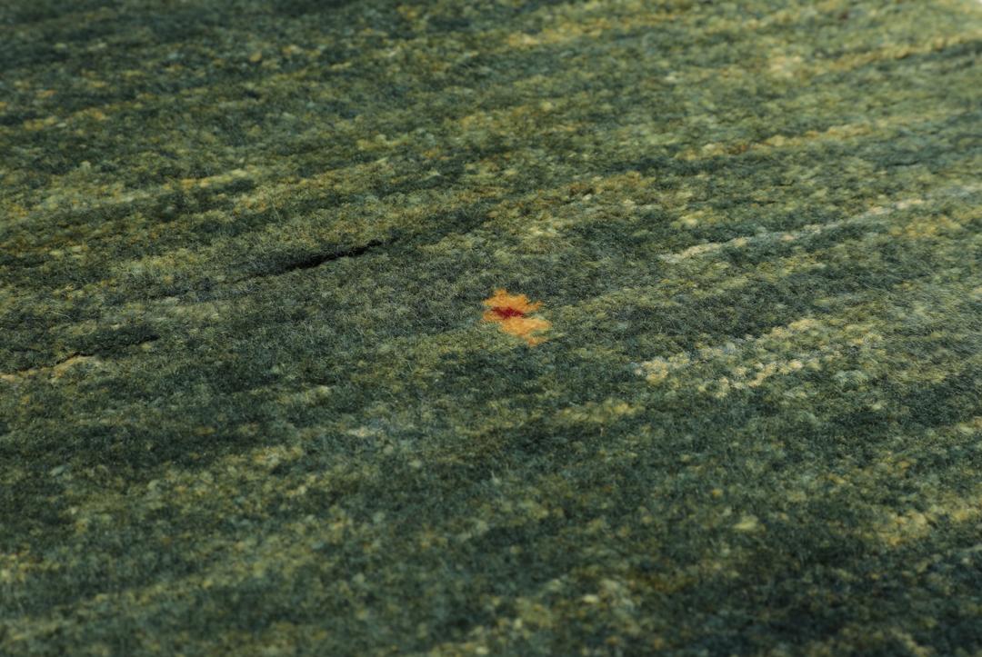 Een handgeknoopt Loribaft Fine vloerkleed uit het Midden-Oosten in verschillende tinten groen.