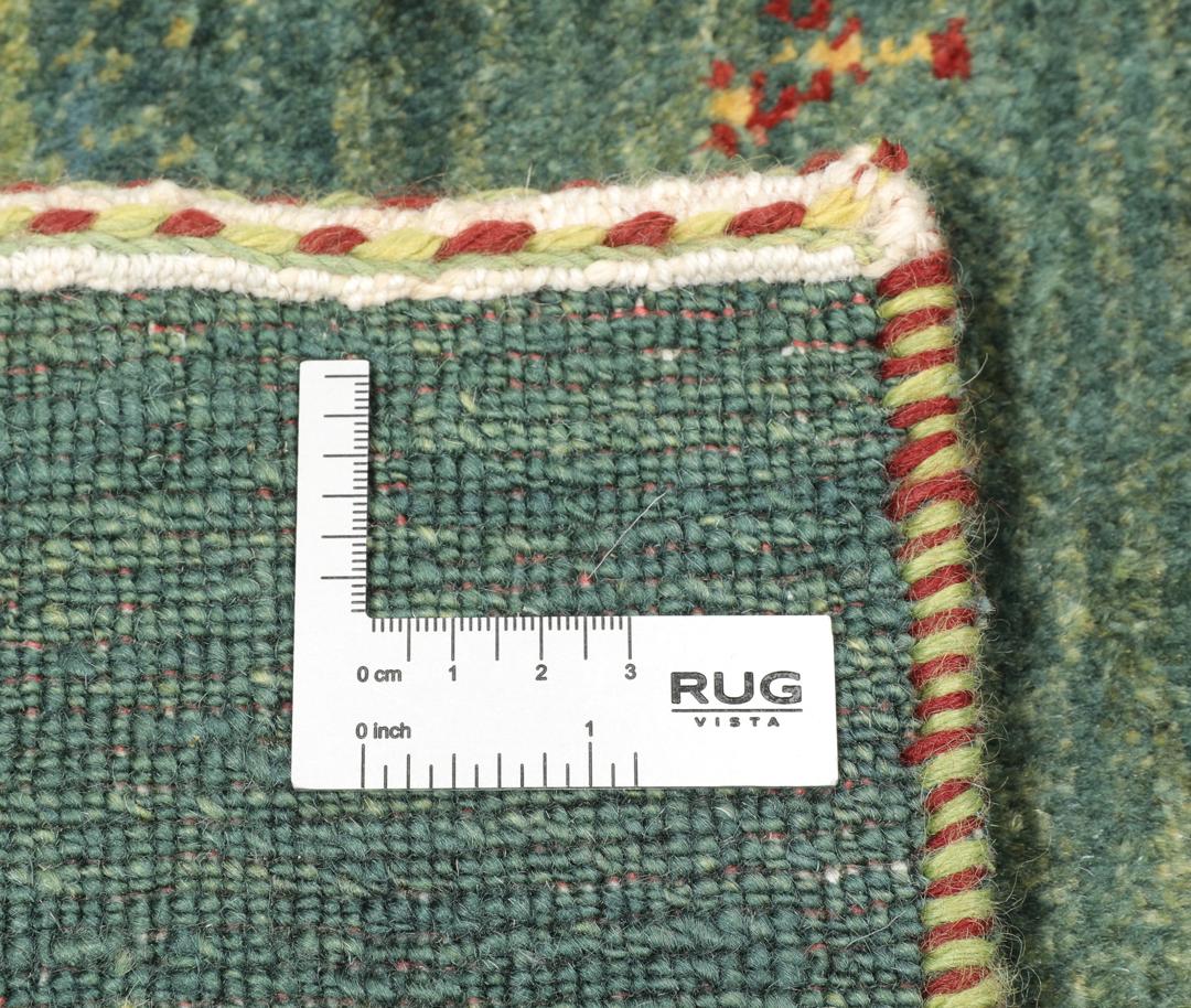 Een handgeknoopt Loribaft Fine vloerkleed uit het Midden-Oosten in verschillende tinten groen.