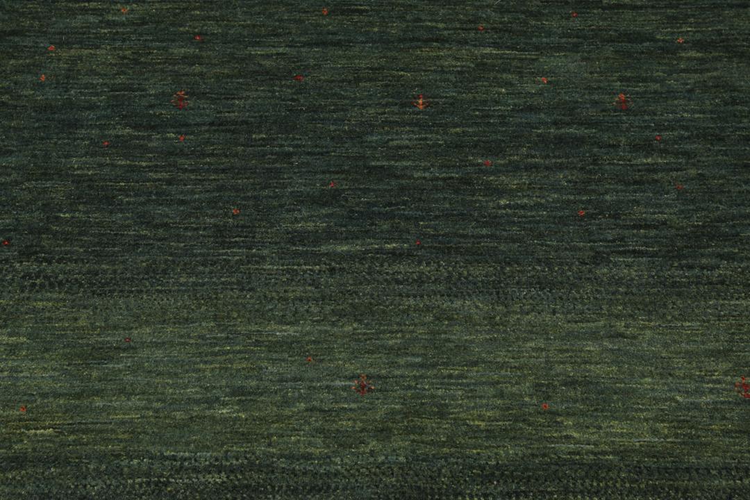 Et håndknyttet, mørkegrønt Loribaft Fine-tæppe fra Mellemøsten med et minimalistisk design.