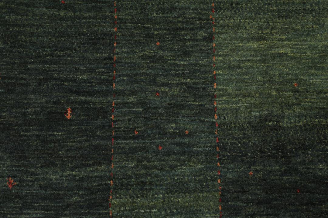 Et håndknyttet, mørkegrønt Loribaft Fine-tæppe fra Mellemøsten med et minimalistisk design.