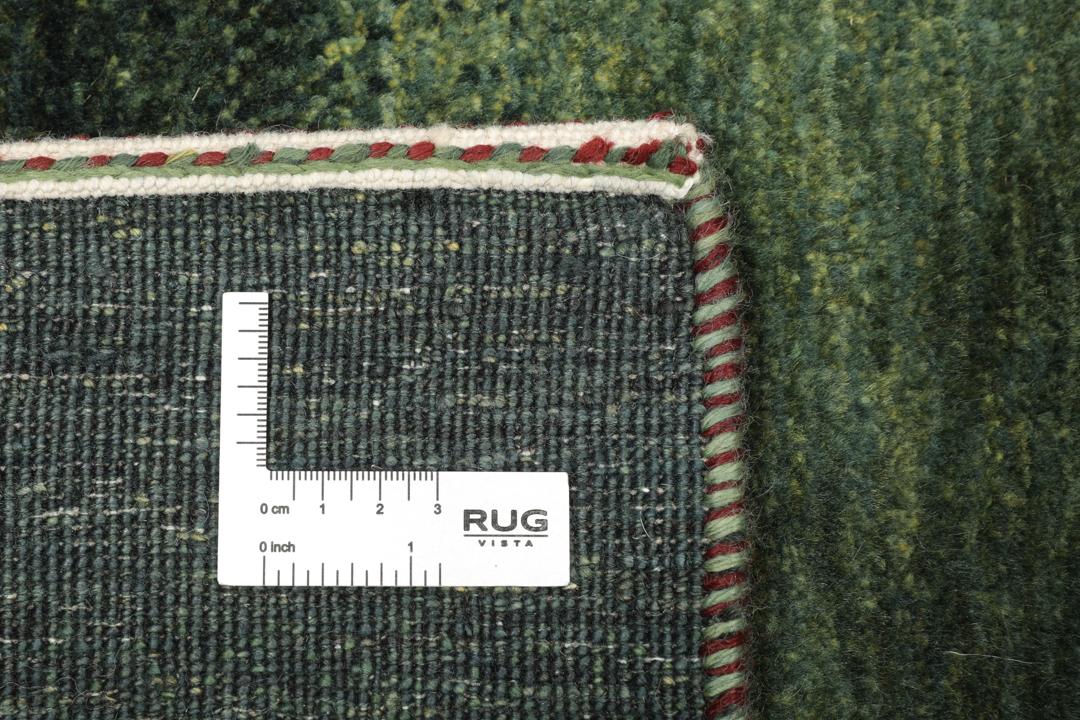 Et håndknyttet, mørkegrønt Loribaft Fine-tæppe fra Mellemøsten med et minimalistisk design.