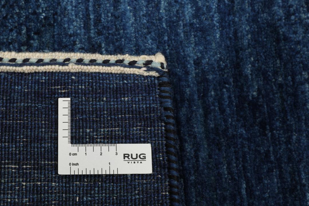 Et håndknyttet Loribaft Fine-tæppe fra Mellemøsten i dybe blå nuancer.
