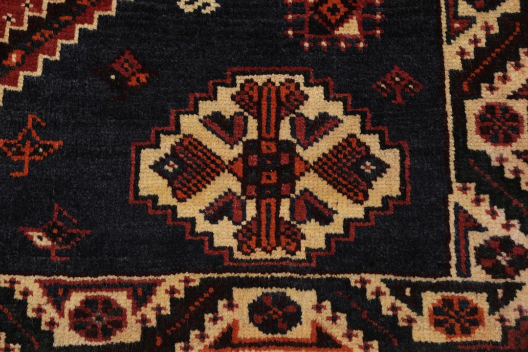 Håndknyttet Shiraz-tæppe fra Mellemøsten med et levende rødt og sort geometrisk design