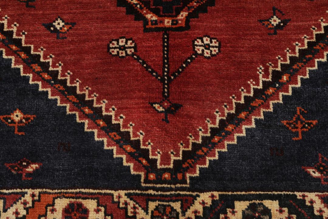 Håndknyttet Shiraz-tæppe fra Mellemøsten med et levende rødt og sort geometrisk design