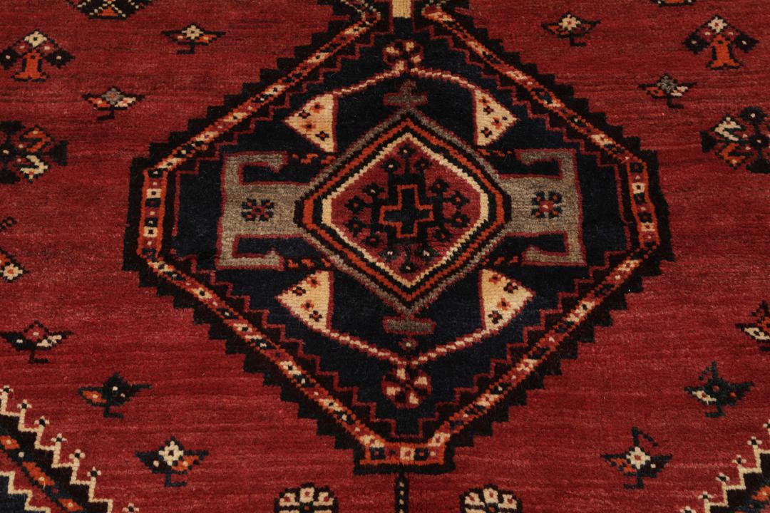 Håndknyttet Shiraz-tæppe fra Mellemøsten med et levende rødt og sort geometrisk design
