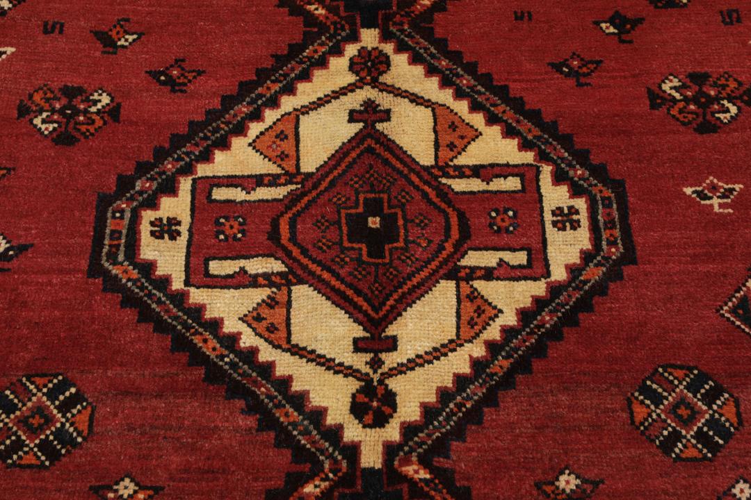 Håndknyttet Shiraz-tæppe fra Mellemøsten med et levende rødt og sort geometrisk design