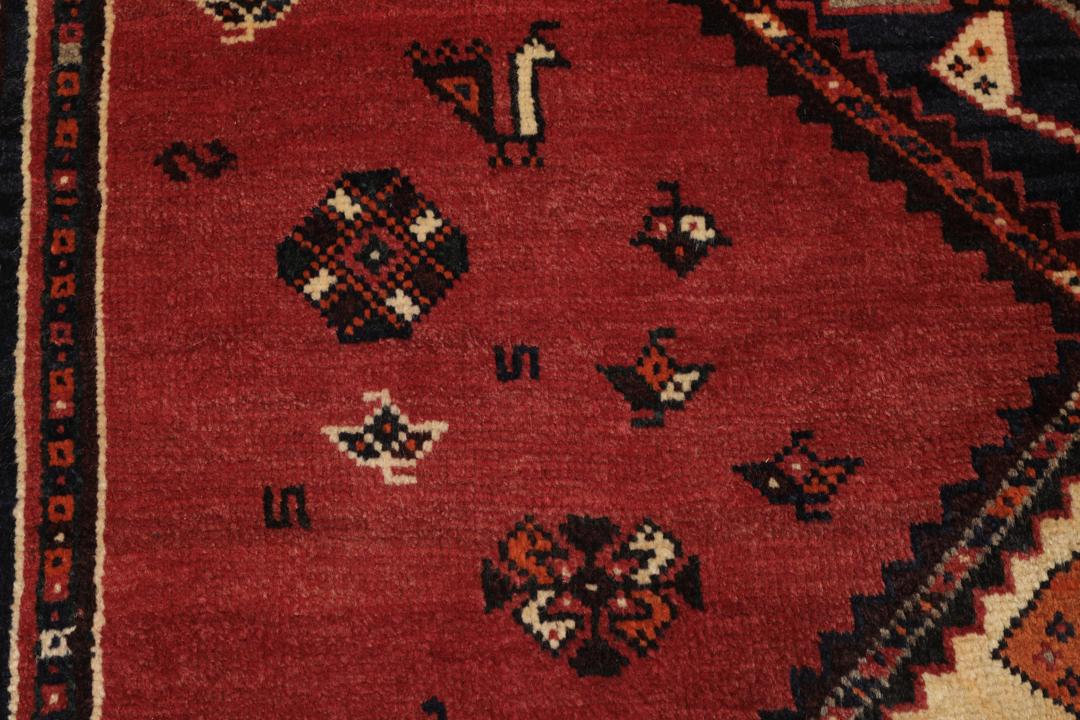 Håndknyttet Shiraz-tæppe fra Mellemøsten med et levende rødt og sort geometrisk design