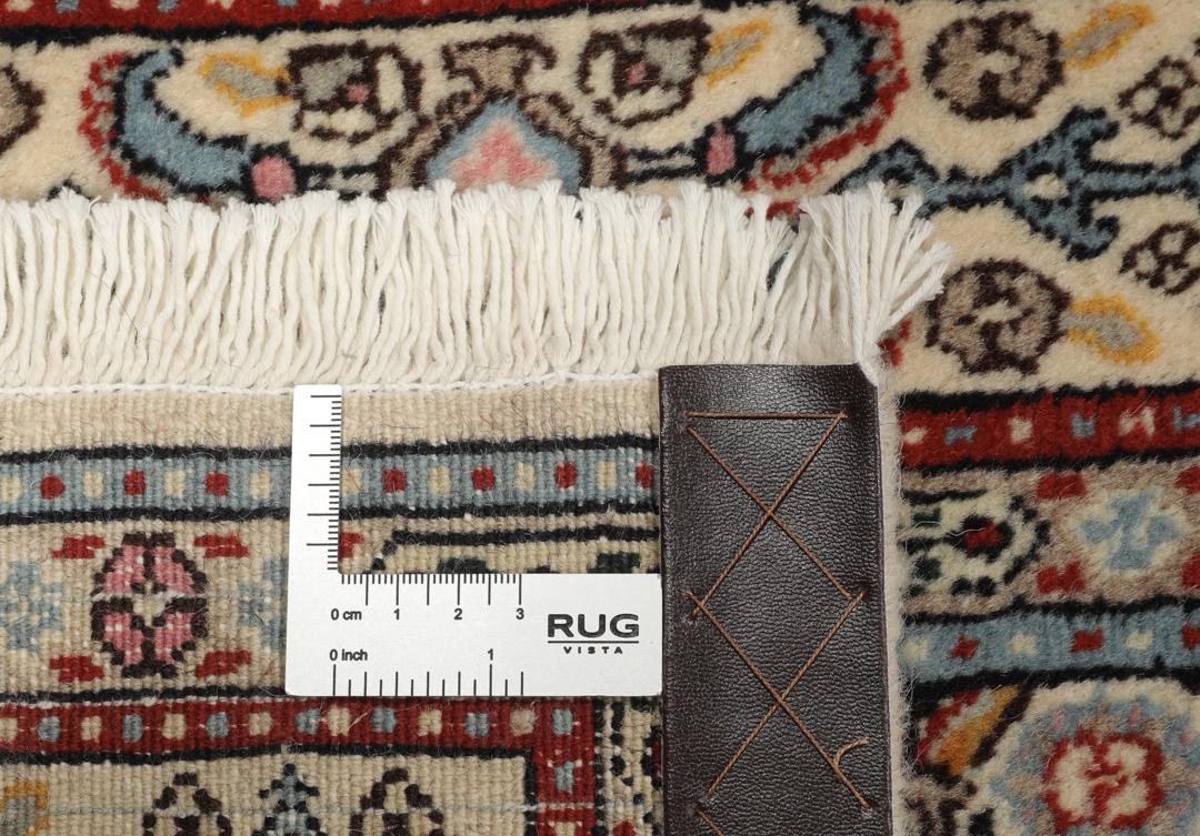 En smuk håndknyttet Moud løber fra Mellemøsten i flerfarvet design.