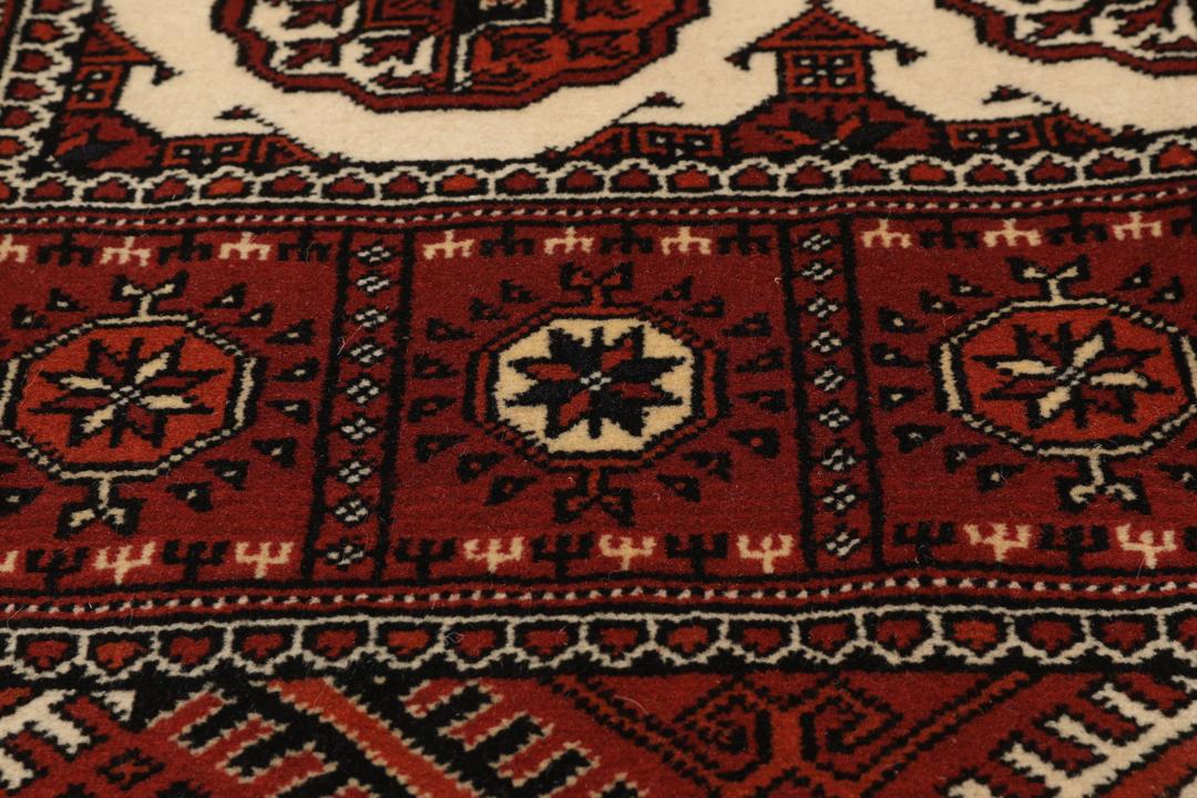 Håndknyttet Turkaman løber i mørkerød med traditionelle geometriske mønstre