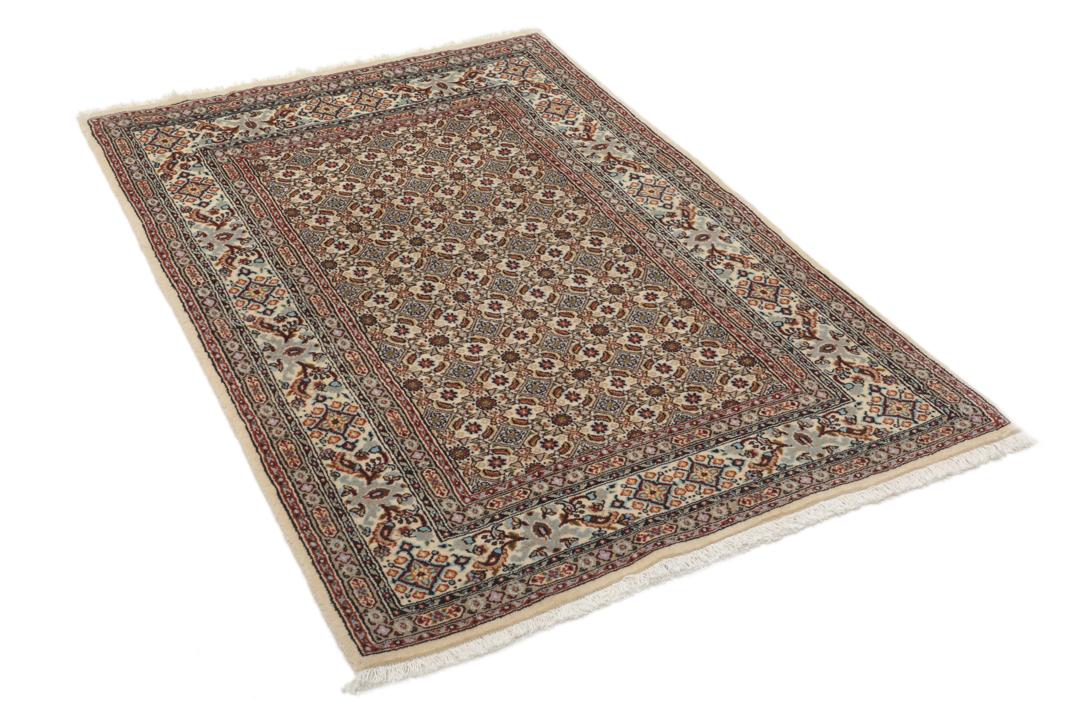 Een handgeknoopt Moud-tapijt uit het Midden-Oosten in beige, rode en blauwe tinten.