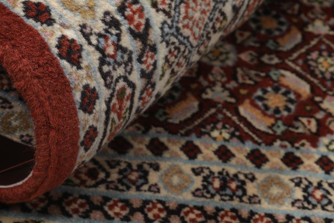 Handgeknoopt rood Moud-tapijt met verfijnde bloemmotieven uit het Midden-Oosten