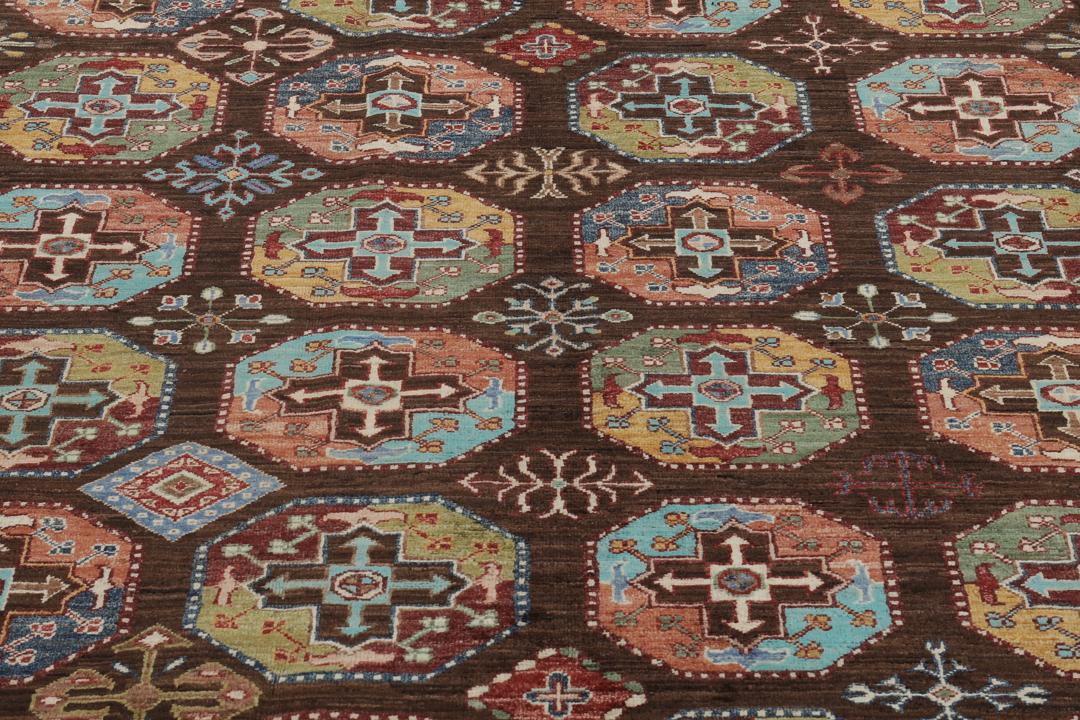 Covor înnodat manual din Afganistan în culori maro cu motive geometrice multicolore