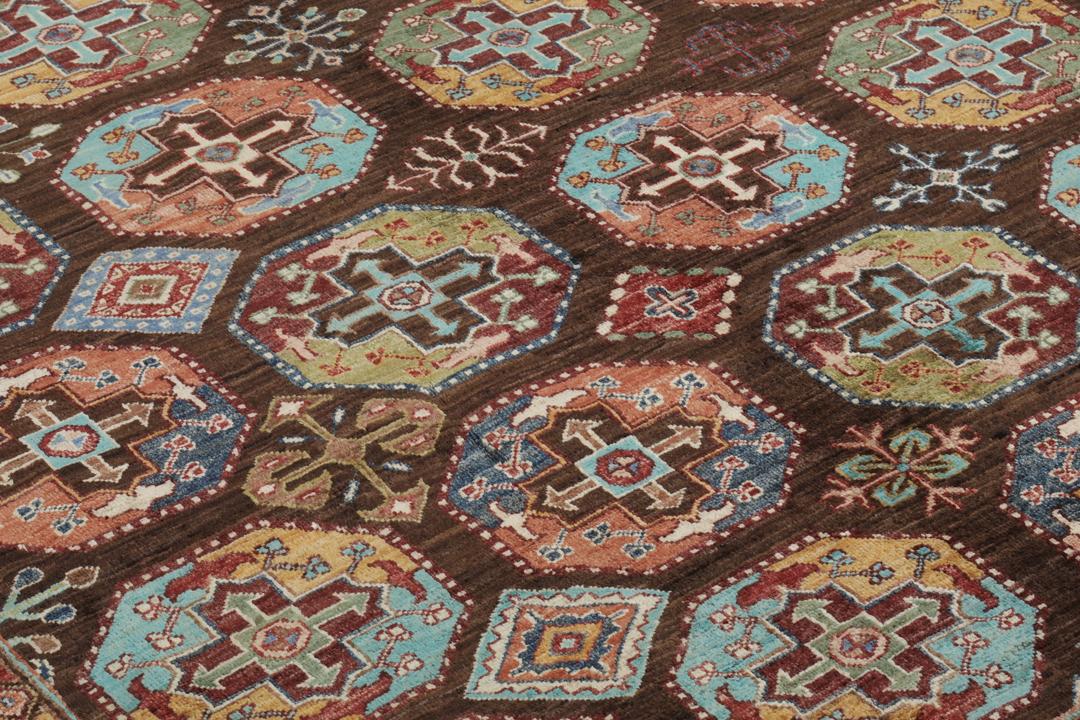 Covor înnodat manual din Afganistan în culori maro cu motive geometrice multicolore