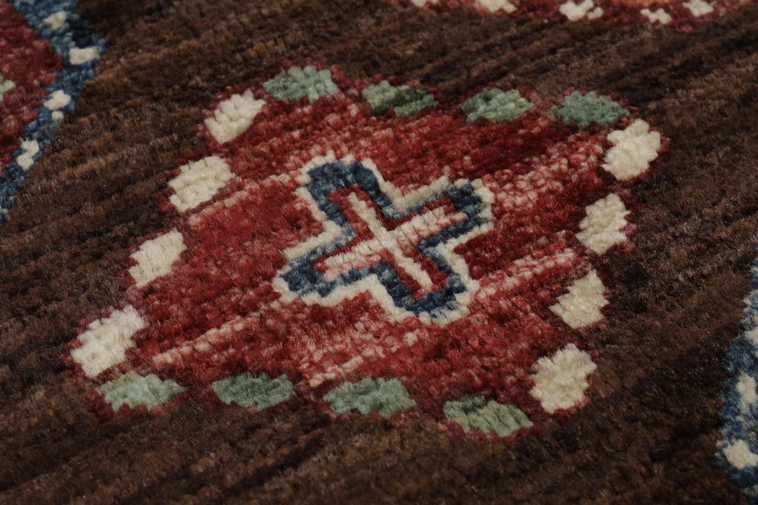 Covor înnodat manual din Afganistan în culori maro cu motive geometrice multicolore