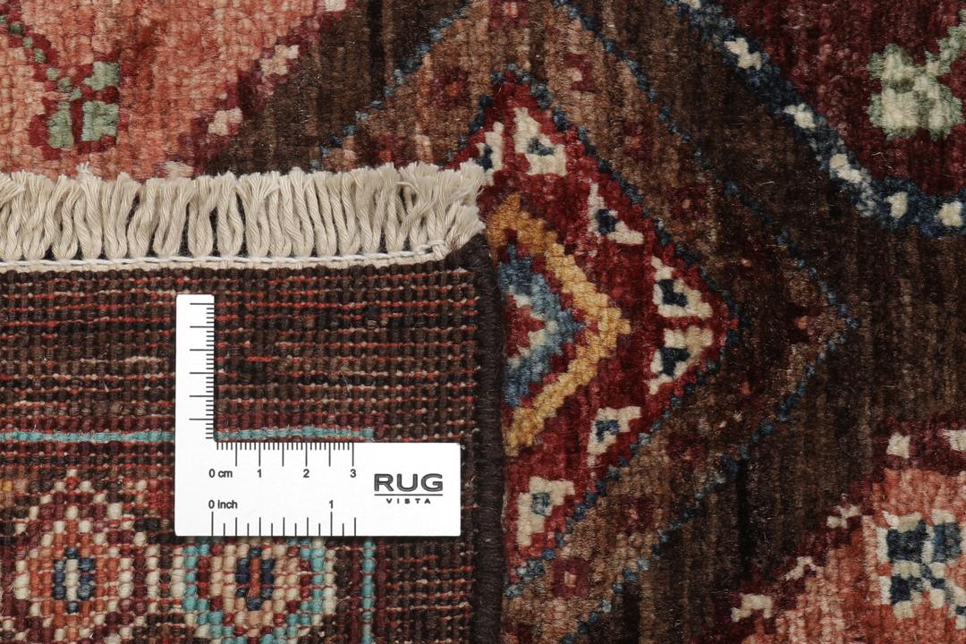 Covor înnodat manual din Afganistan în culori maro cu motive geometrice multicolore