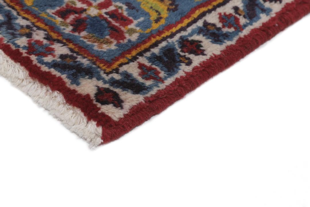 Een groot, handgeknoopt Keshan-tapijt uit het Midden-Oosten met een rood veld en een sfeervol medaillon.