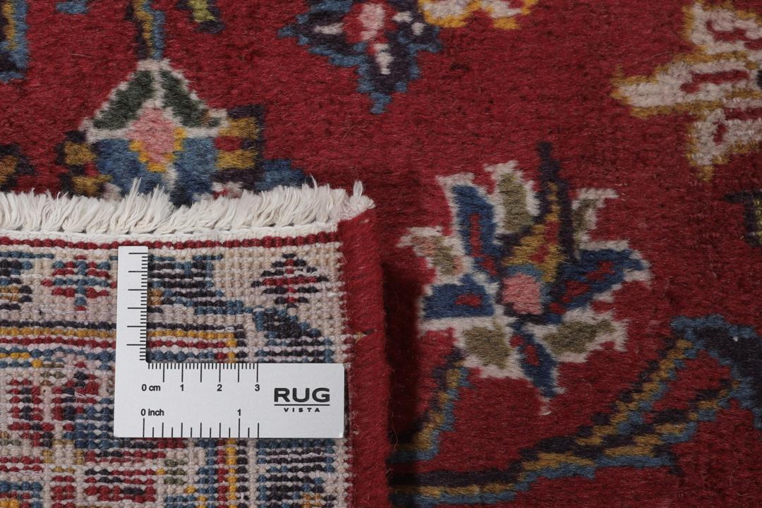 Een groot, handgeknoopt Keshan-tapijt uit het Midden-Oosten met een rood veld en een sfeervol medaillon.