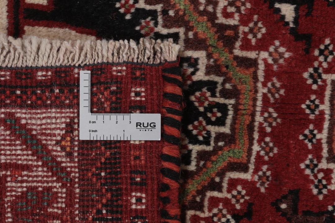 Een handgeknoopt Shiraz-tapijt uit het Midden-Oosten met een donkerrood en zwart kleurenpalet met tribale motieven