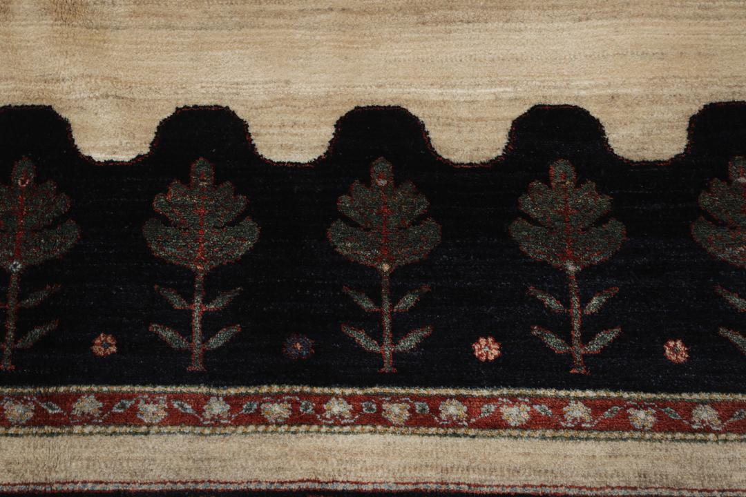 Handgeknoopt Gabbeh Kashkooli wollen vloerkleed met een zwart en beige bloemmotief uit het Midden-Oosten