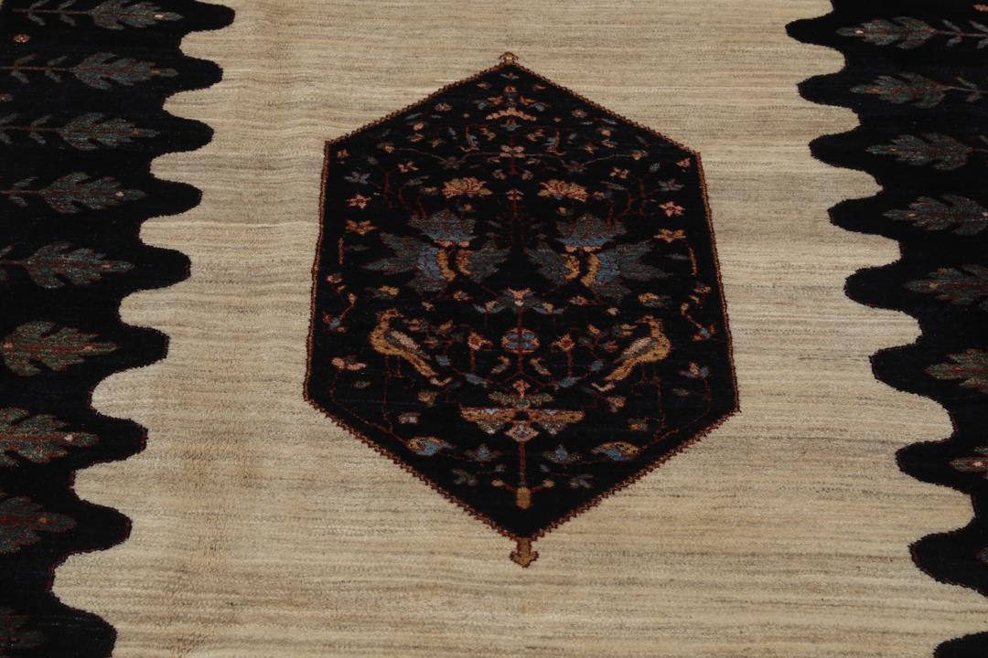 Handgeknoopt Gabbeh Kashkooli wollen vloerkleed met een zwart en beige bloemmotief uit het Midden-Oosten