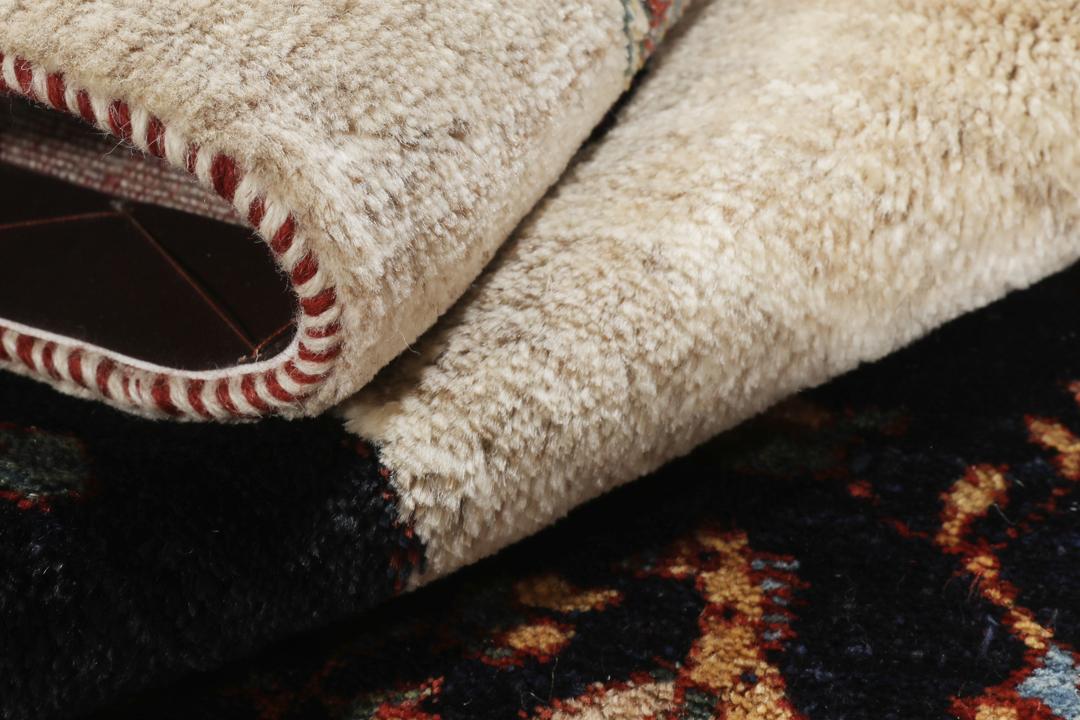 Handgeknoopt Gabbeh Kashkooli wollen vloerkleed met een zwart en beige bloemmotief uit het Midden-Oosten