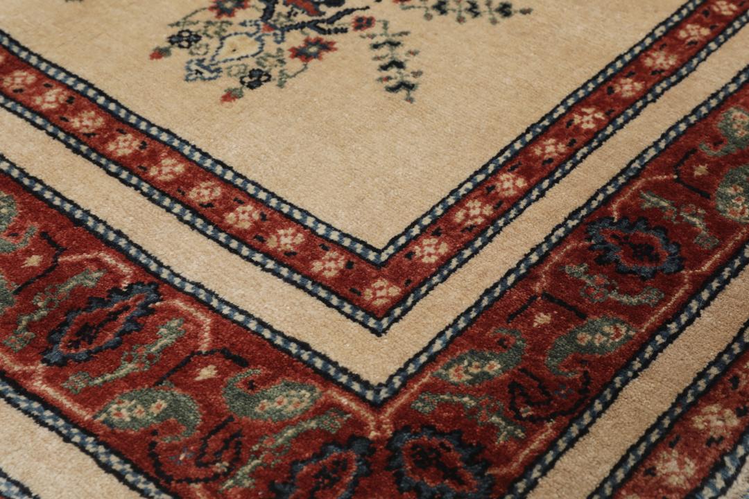 Håndknyttet kvadratisk Gabbeh Kashkooli-tæppe med en beige flade og blomstermotiver fra Mellemøsten