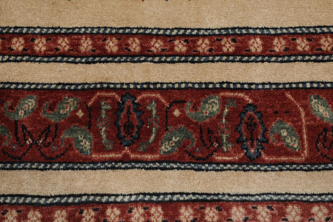Håndknyttet kvadratisk Gabbeh Kashkooli-tæppe med en beige flade og blomstermotiver fra Mellemøsten
