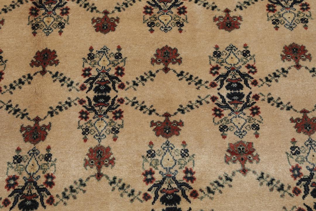 Håndknyttet kvadratisk Gabbeh Kashkooli-tæppe med en beige flade og blomstermotiver fra Mellemøsten