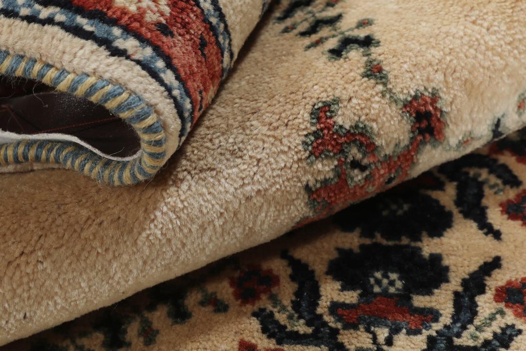 Håndknyttet kvadratisk Gabbeh Kashkooli-tæppe med en beige flade og blomstermotiver fra Mellemøsten