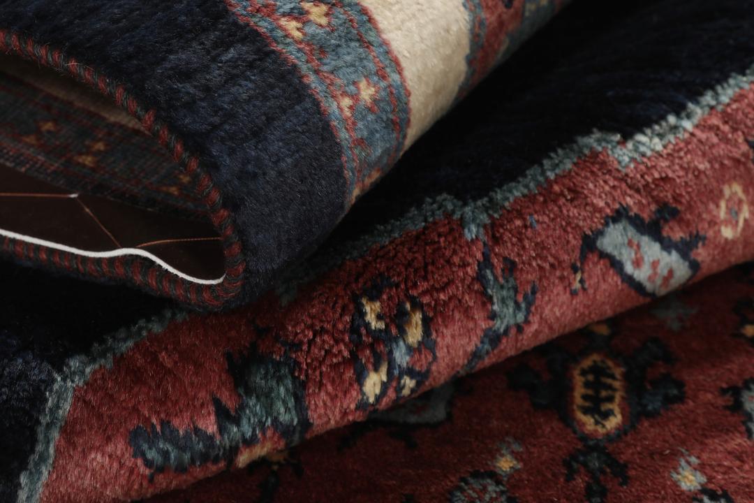 Handgeknoopt Gabbeh Kashkooli vloerkleed uit het Midden-Oosten in zwart en rood