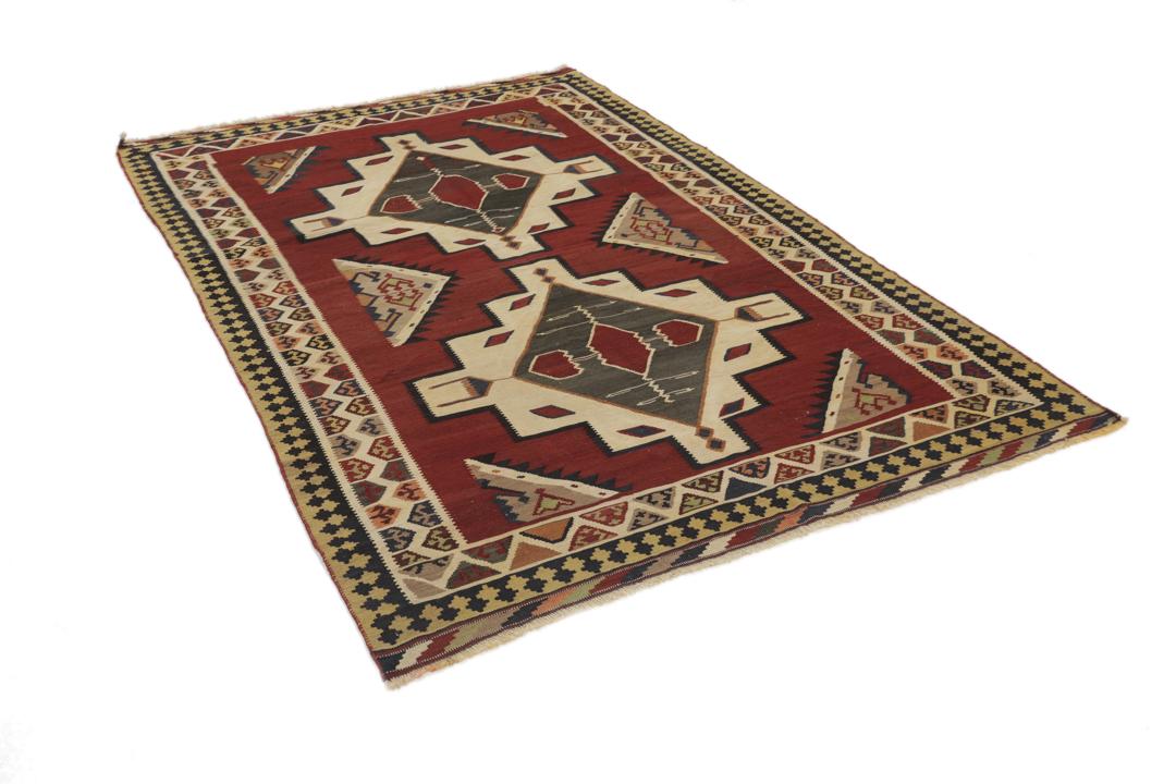 Tapis kilim vintage tissé à la main provenant du Moyen-Orient dans des tons rouges et neutres