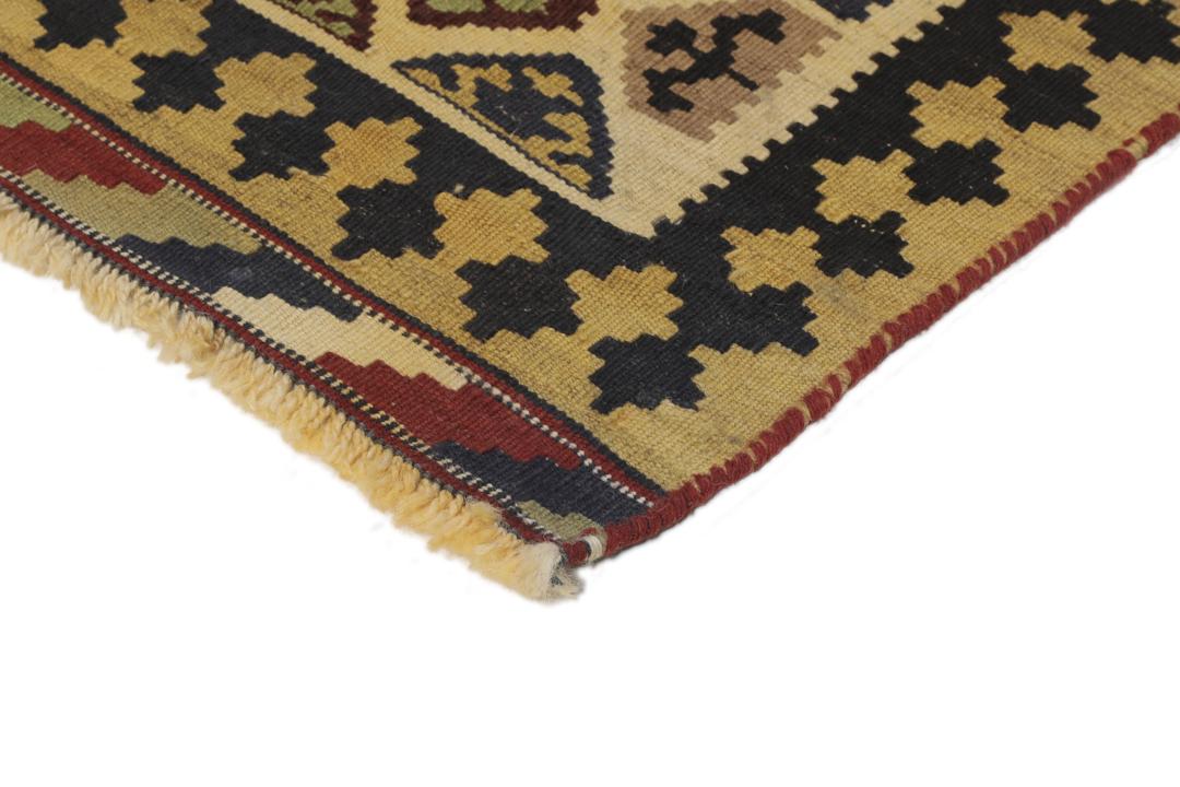 Tapis kilim vintage tissé à la main provenant du Moyen-Orient dans des tons rouges et neutres