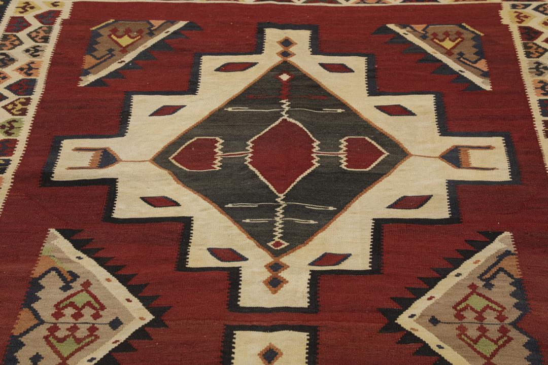Tapis kilim vintage tissé à la main provenant du Moyen-Orient dans des tons rouges et neutres