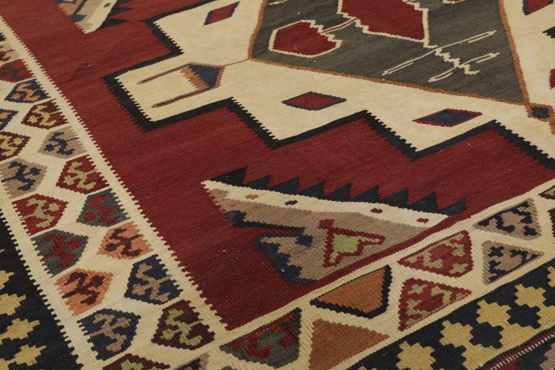 Tapis kilim vintage tissé à la main provenant du Moyen-Orient dans des tons rouges et neutres