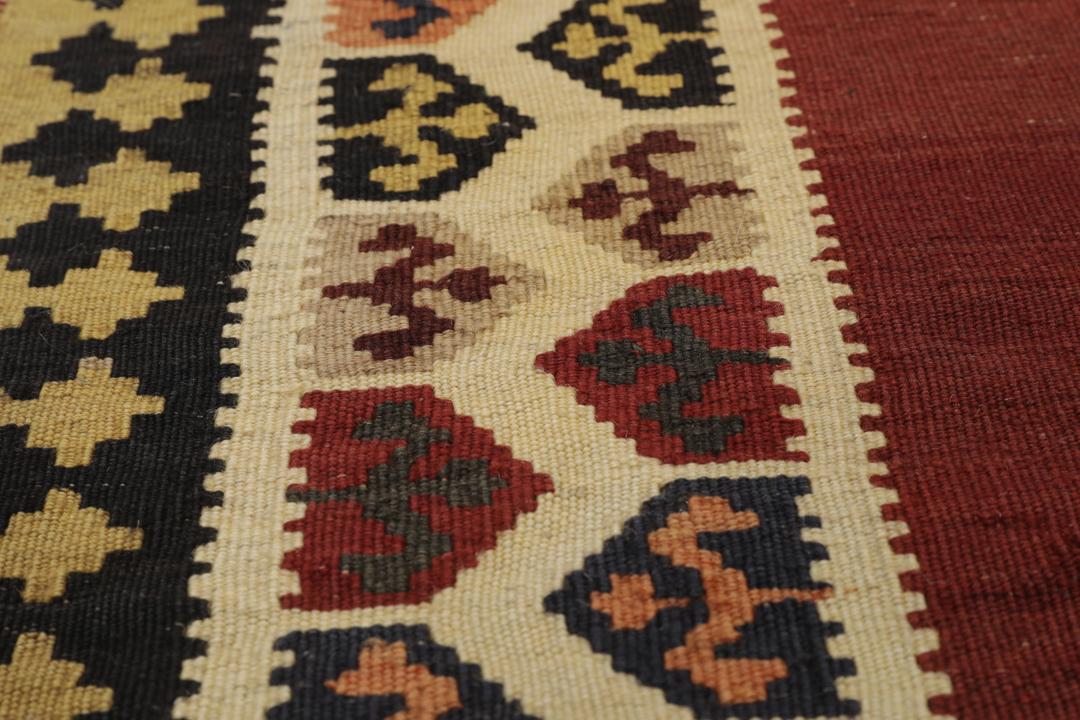 Tapis kilim vintage tissé à la main provenant du Moyen-Orient dans des tons rouges et neutres