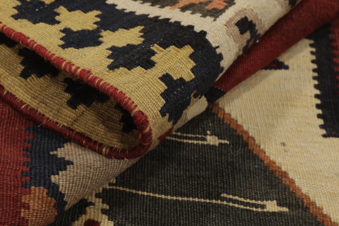 Tapis kilim vintage tissé à la main provenant du Moyen-Orient dans des tons rouges et neutres