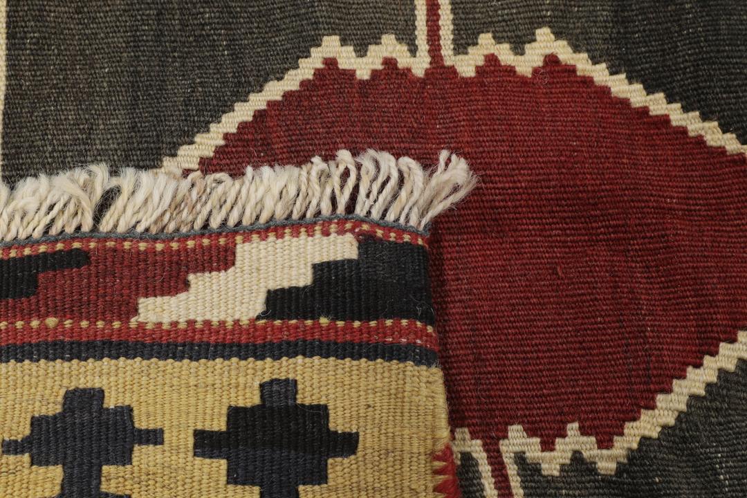 Tapis kilim vintage tissé à la main provenant du Moyen-Orient dans des tons rouges et neutres