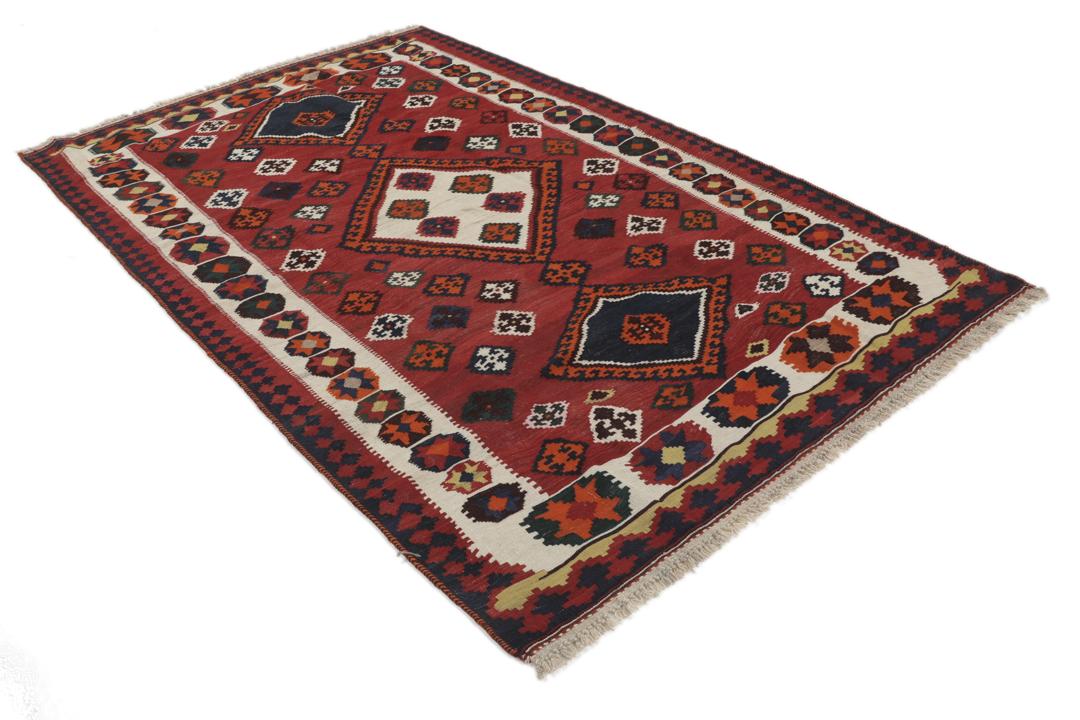 Tapis kilim vintage tissé à la main provenant du Moyen-Orient dans des tons rouge profond et géométriques contrastés