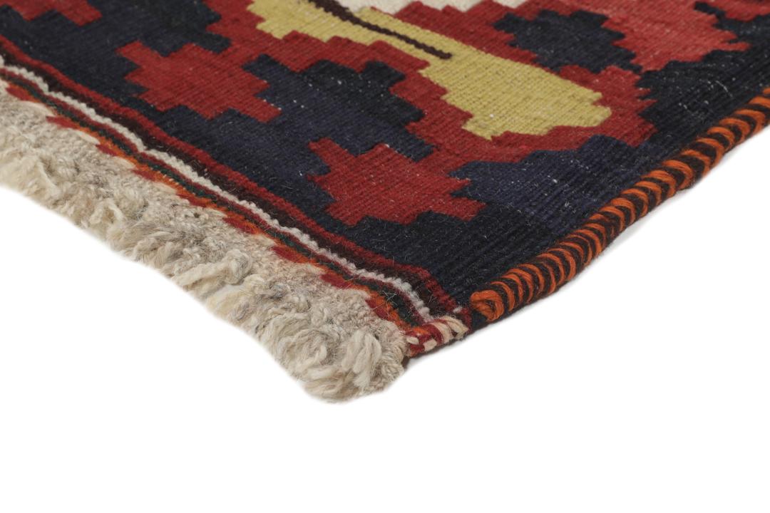 Tapis kilim vintage tissé à la main provenant du Moyen-Orient dans des tons rouge profond et géométriques contrastés
