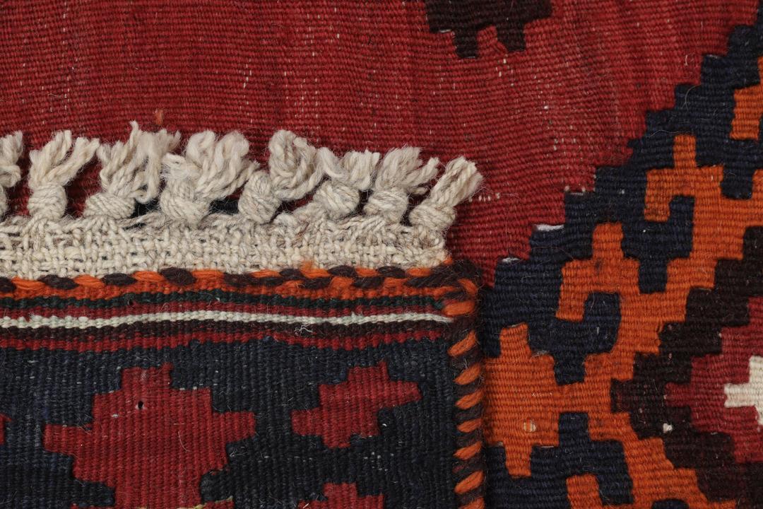 Tapis kilim vintage tissé à la main provenant du Moyen-Orient dans des tons rouge profond et géométriques contrastés