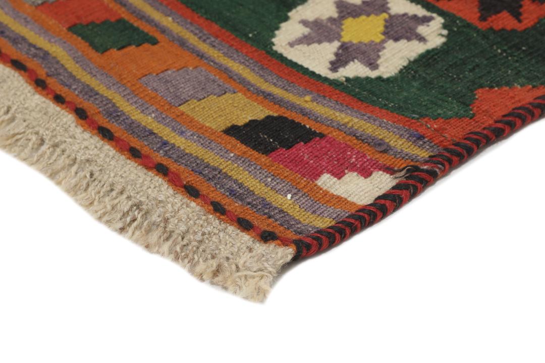 Un tapis kilim vintage tissé à la main provenant du Moyen-Orient, de couleur rouge profond avec des motifs géométriques