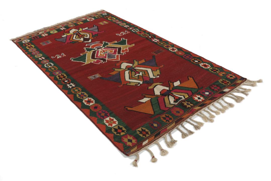 Un tapis kilim vintage tissé à la main provenant du Moyen-Orient, de couleur rouge profond avec des motifs géométriques