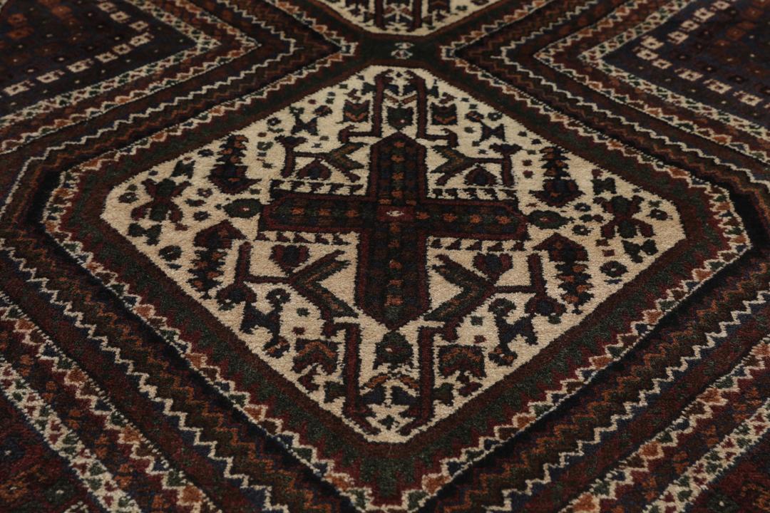Håndknyttet Afshar Shahre Babak-tæppe med røde og cremehvide geometriske mønstre.