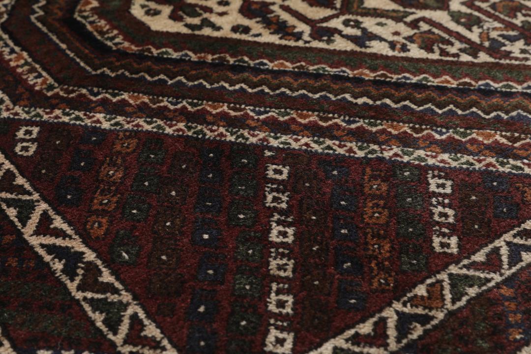 Håndknyttet Afshar Shahre Babak-tæppe med røde og cremehvide geometriske mønstre.