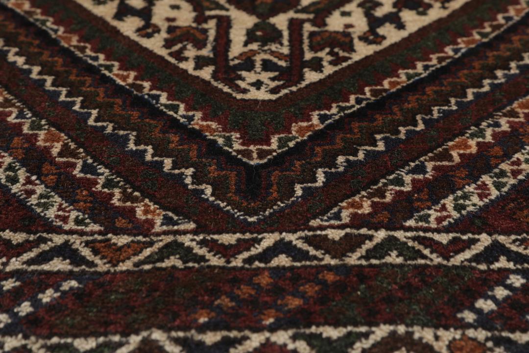 Håndknyttet Afshar Shahre Babak-tæppe med røde og cremehvide geometriske mønstre.