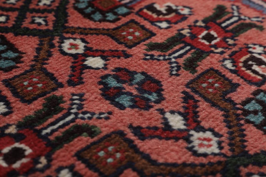 Met de hand geknoopte Asadabad loper uit het Midden-Oosten in rood en crème