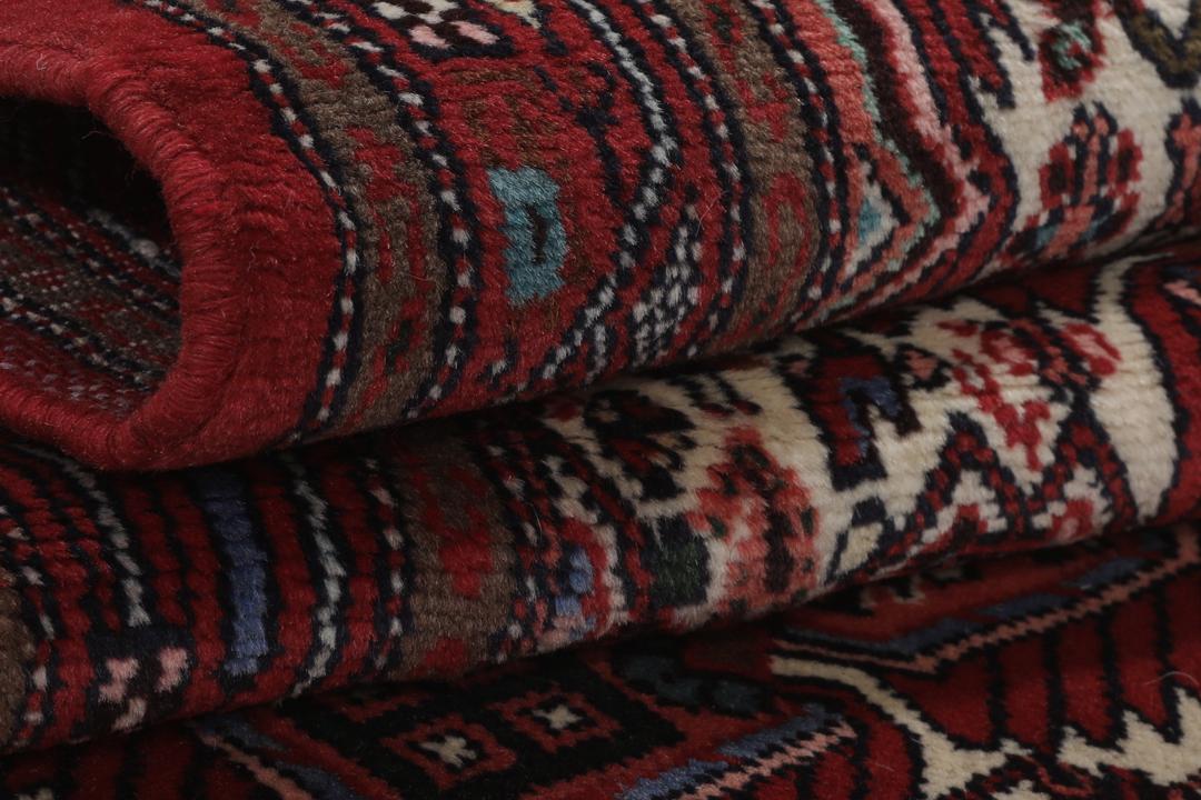 Met de hand geknoopte Asadabad loper uit het Midden-Oosten in rood en crème