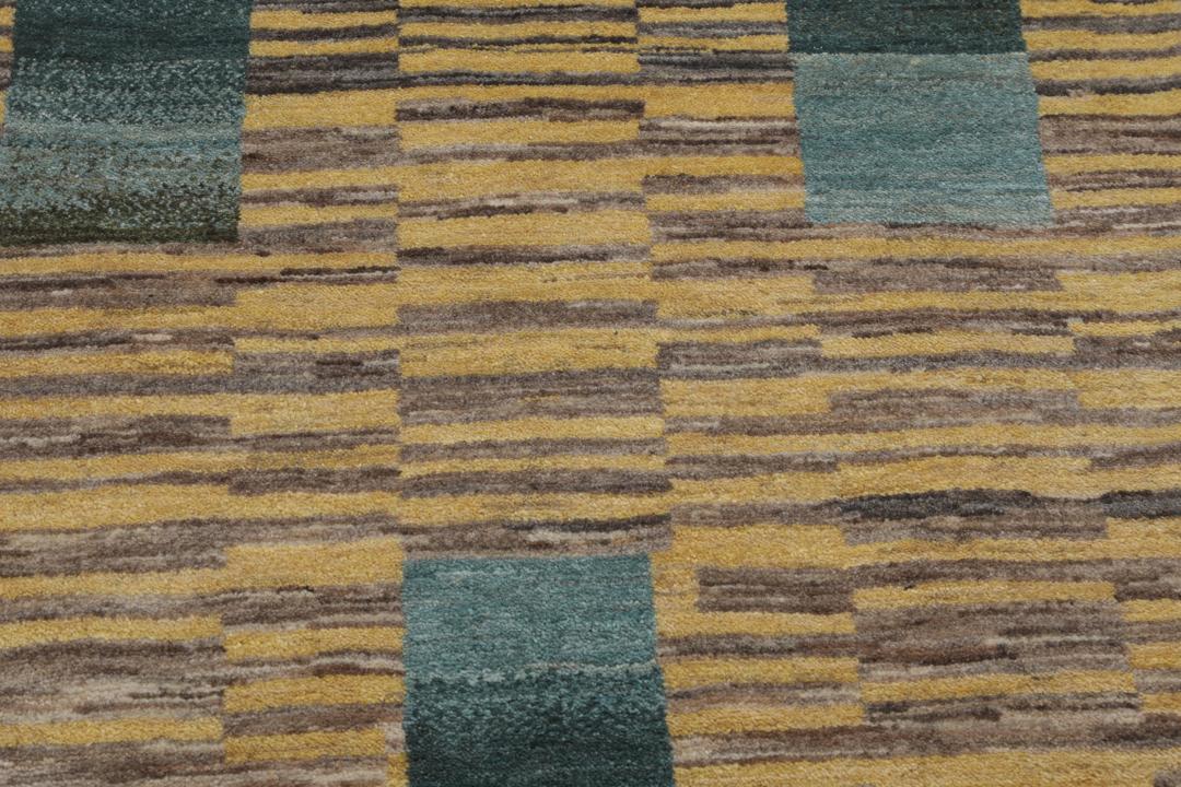 En unik håndknyttet Gabbeh Fine løber fra Mellemøsten med et flerfarvet geometrisk og kunstnerisk design.