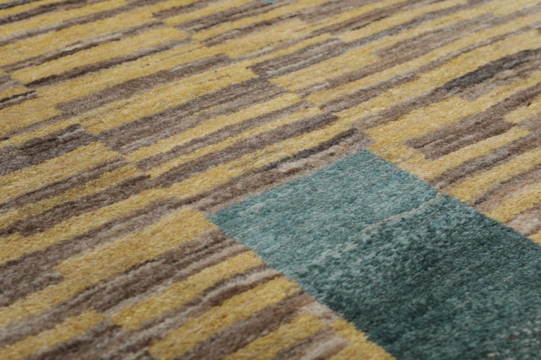 En unik håndknyttet Gabbeh Fine løber fra Mellemøsten med et flerfarvet geometrisk og kunstnerisk design.