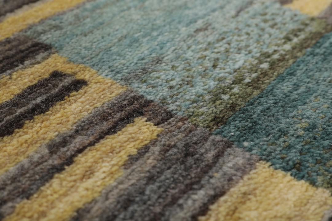 En unik håndknyttet Gabbeh Fine løber fra Mellemøsten med et flerfarvet geometrisk og kunstnerisk design.